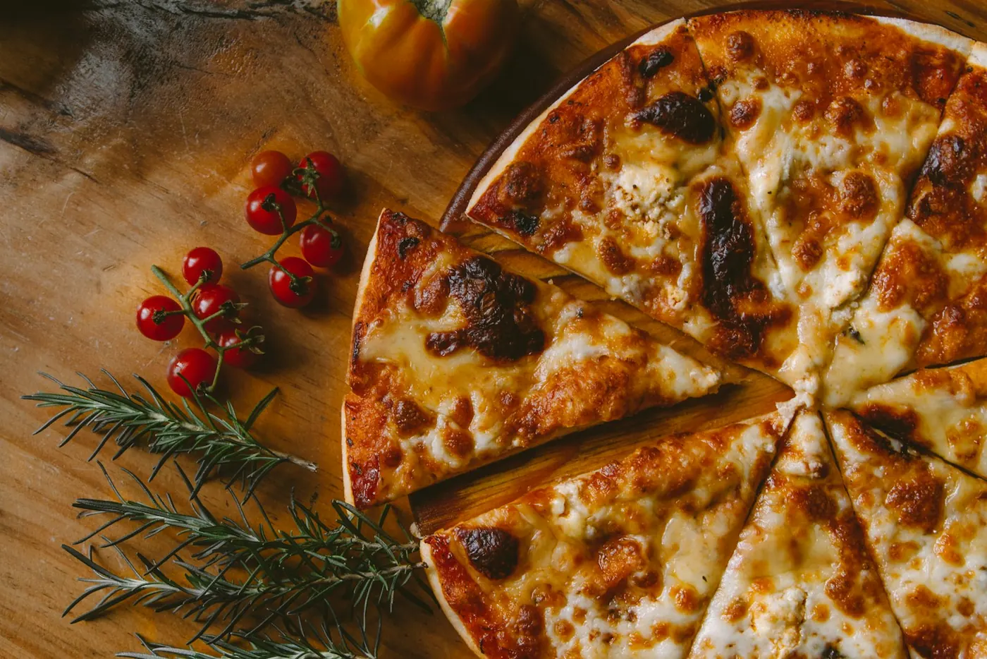 Pizza La Brasita sobre tabla