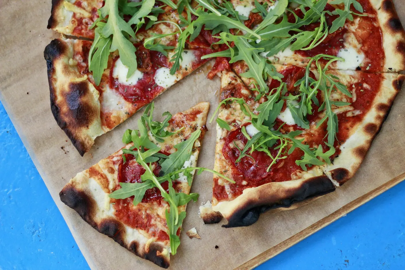 Porción de pizza con queso derretido