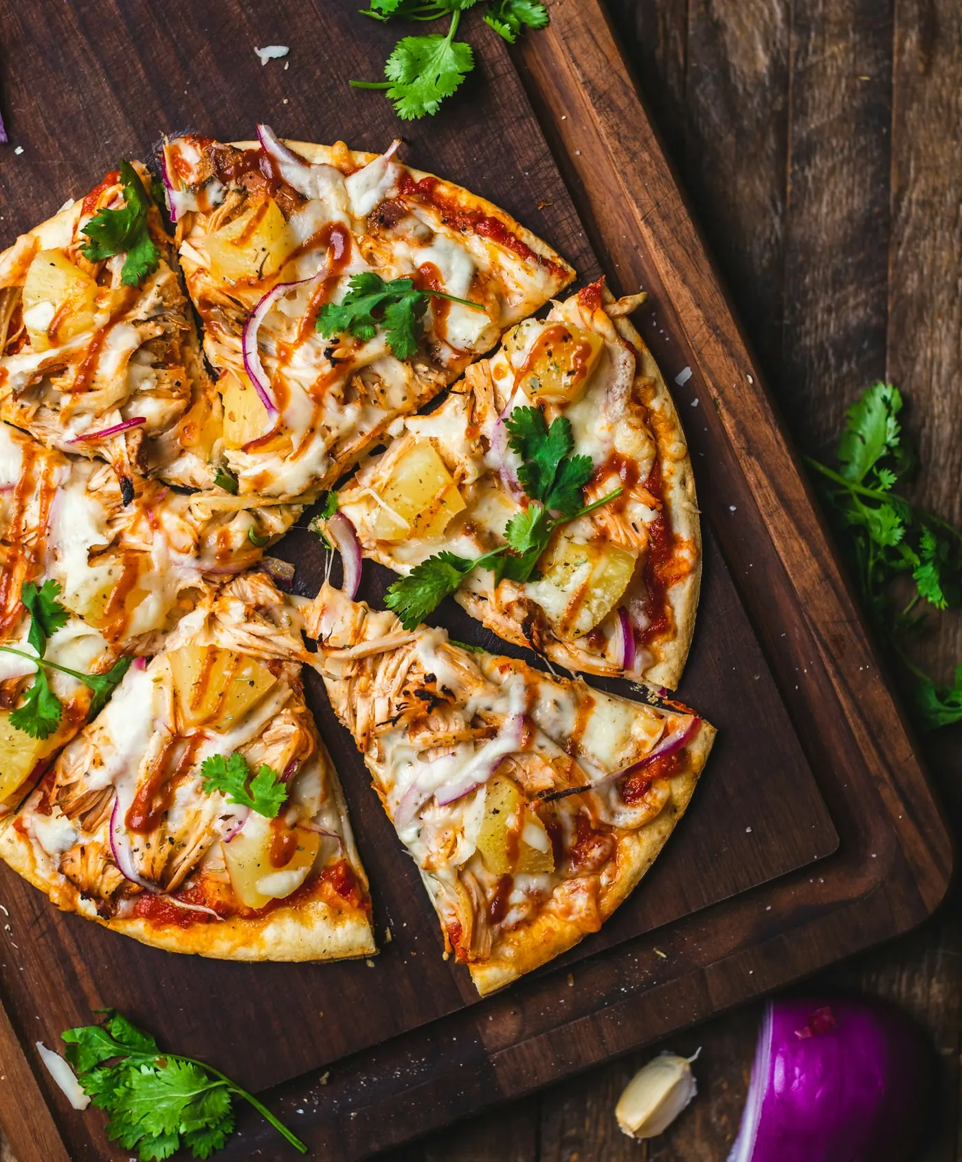 Pizza margarita recién horneada